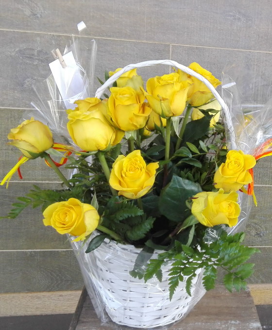 Cesta de 18 Rosas Amarillas - Floristería Las Dalias